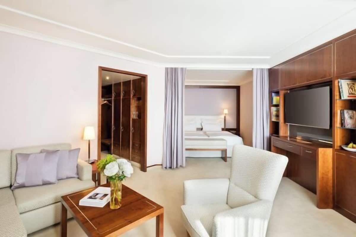Premium bedding, down duvets, minibar, in-room safe