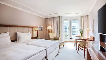 Habitación (Courtyard) | Ropa de cama de alta calidad, edredones de plumas, minibar y caja fuerte