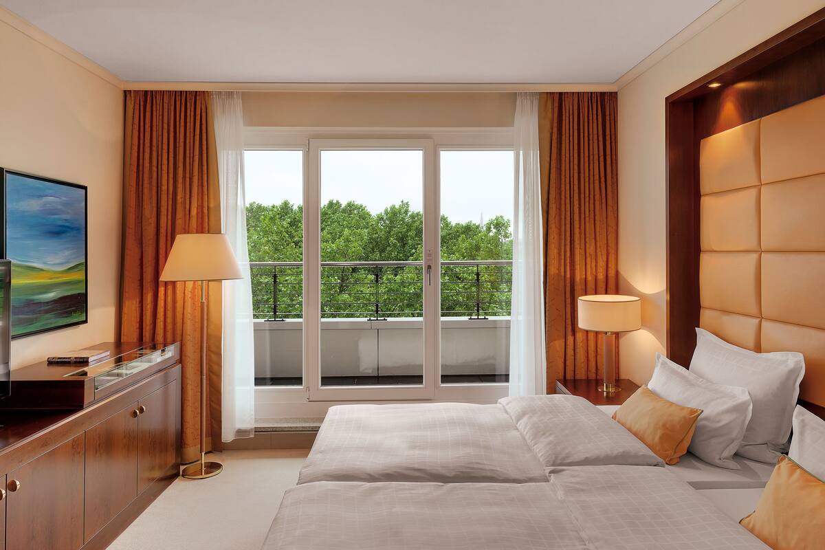 premium bedding, down duvets, minibar, in-room safe