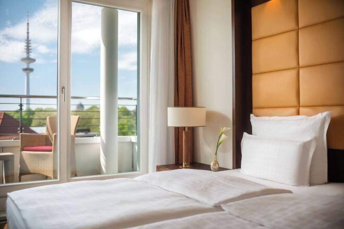 Premium-sengetøj, dundyner, minibar, pengeskab på værelset