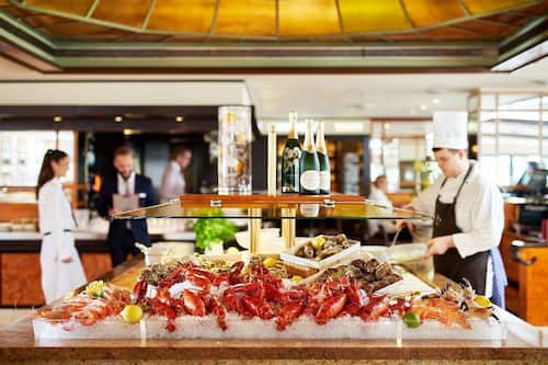 4 restaurants, servant le déjeuner et le dîner; cuisine méditerranéenne