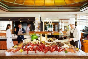 4 間餐廳，供應早餐、午餐和晚餐，地中海料理