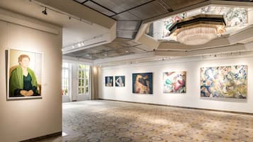 Una galeria d'art amb un sòl motllurat i una gran pèndol.