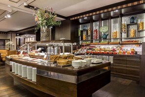 4 restaurants; breakfast, lunch, and dinner served - Grand Elysee Hamburg (Hamburg)