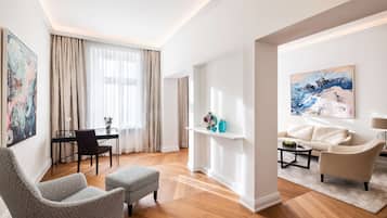 Un salon moderne comprenant un coin repas, un canapé, une table basse et un tableau accroché au mur.