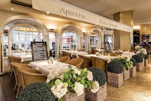 4 restaurants, servant le déjeuner et le dîner; cuisine méditerranéenne