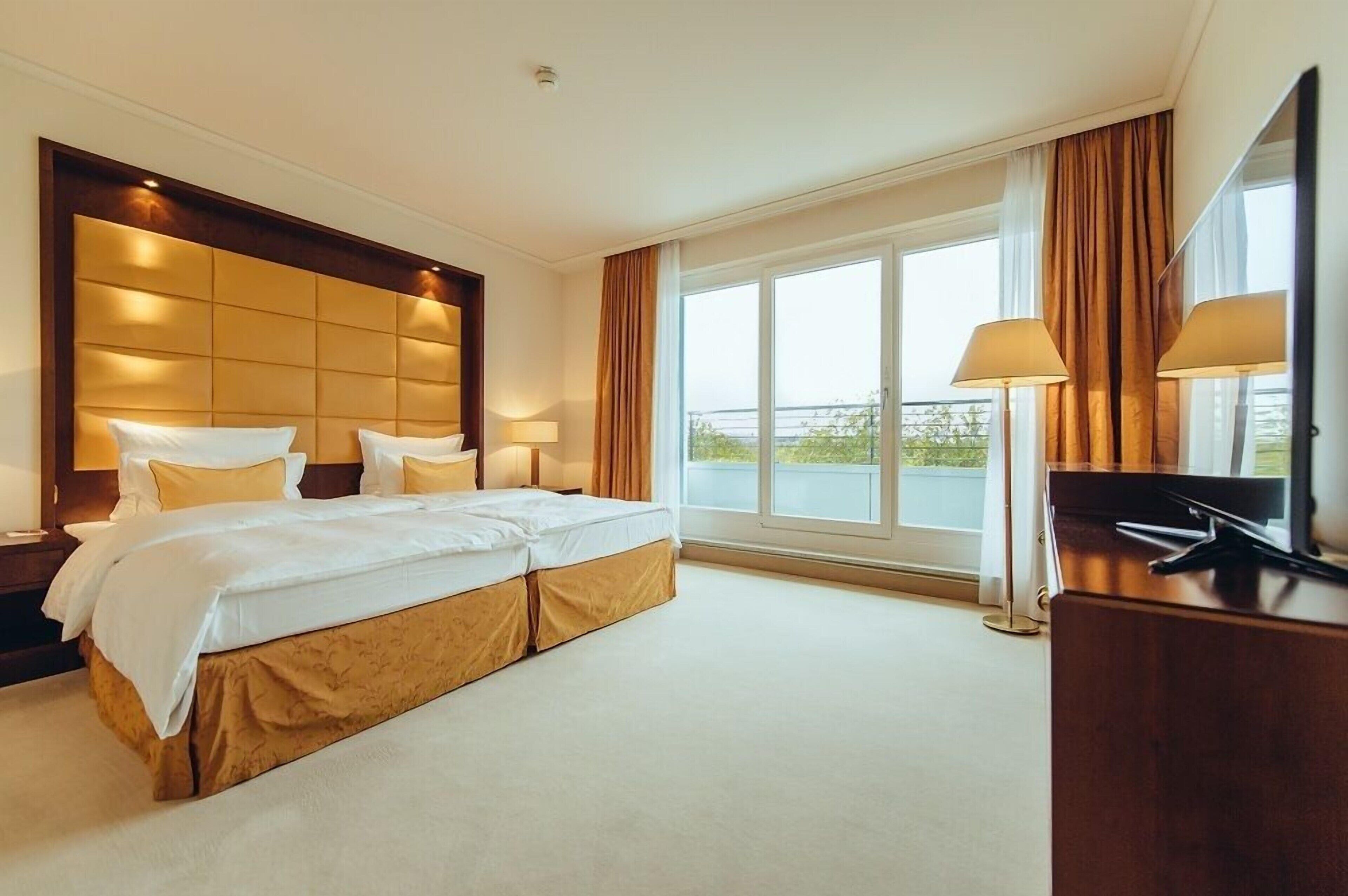 Premium bedding, down comforters, minibar, in-room safe