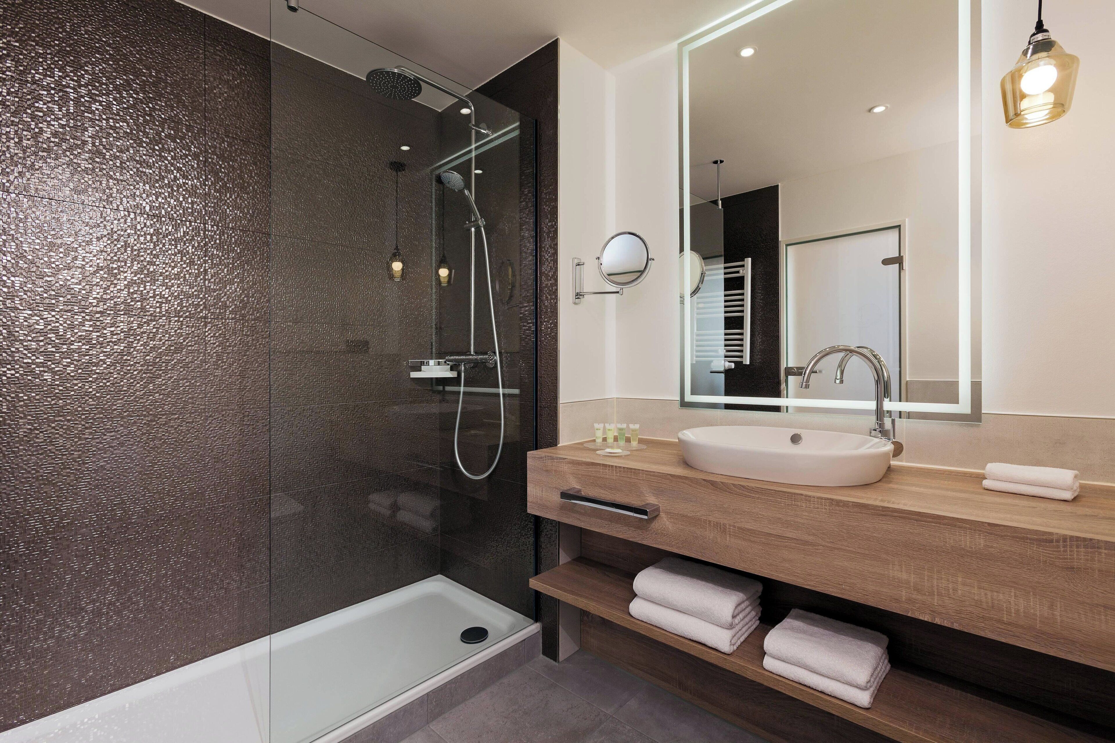 shower, rainfall showerhead, free toiletries, hair dryer