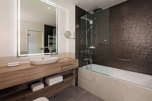 Douche, douche à « effet pluie », articles de toilette gratuits
