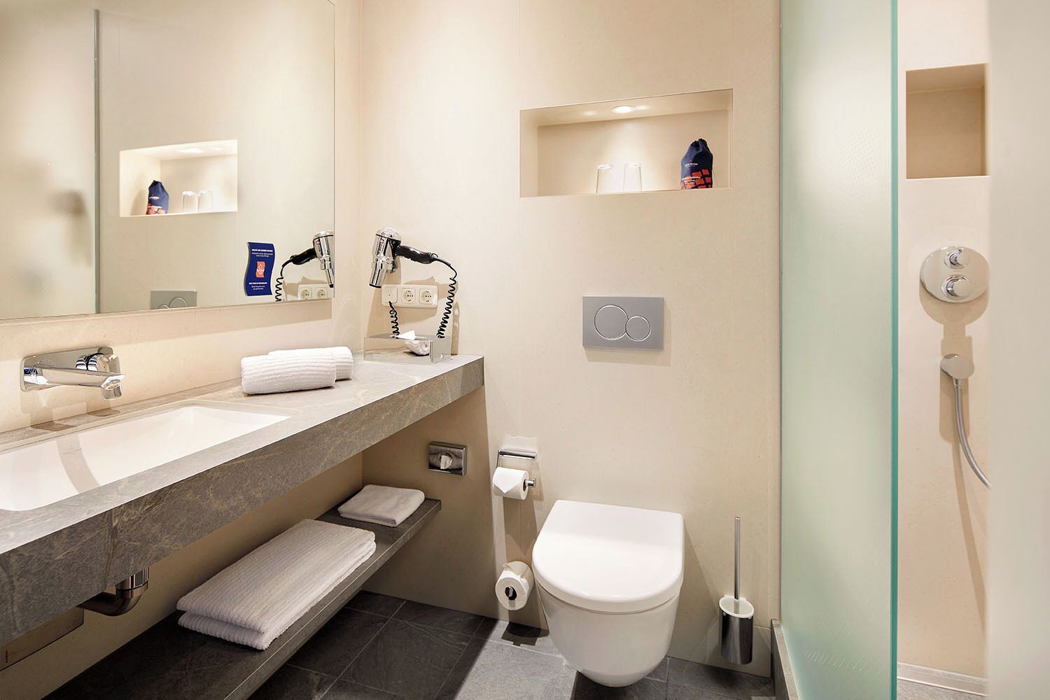 1 bedroom, hypo-allergenic bedding, minibar, in-room safe