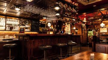 2 Bars/Lounges, Cocktailbar, Pub