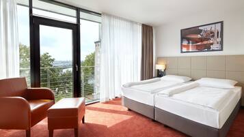 Allergitestade sängkläder, minibar och värdeförvaringsskåp på rummet