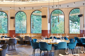 Breakfast, lunch, dinner served; al fresco dining  - Hotel Hafen Hamburg (Hamburg)