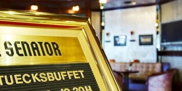 Schild für das Restaurant "TUECKSBUFFET" in einem Hotel.