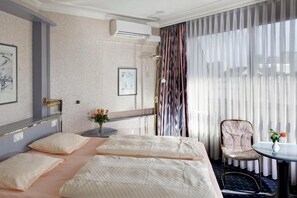 Minibar, caixa forta a l'habitació i escriptori 