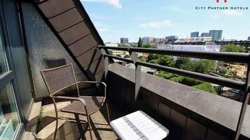 Minibar, caja de seguridad en la habitación y escritorio