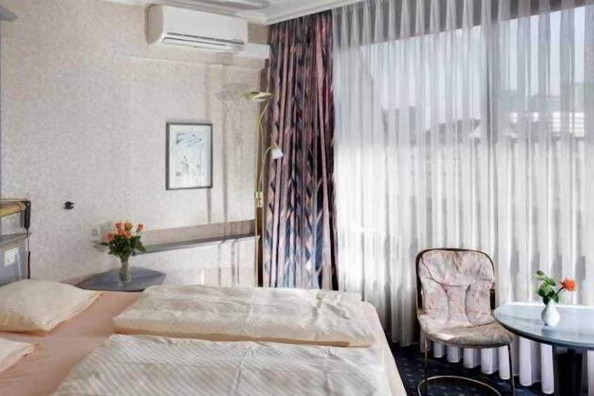 Minibar, coffres-forts dans les chambres, bureau, chambres insonorisées
