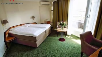 Minibar, caja de seguridad en la habitación y escritorio