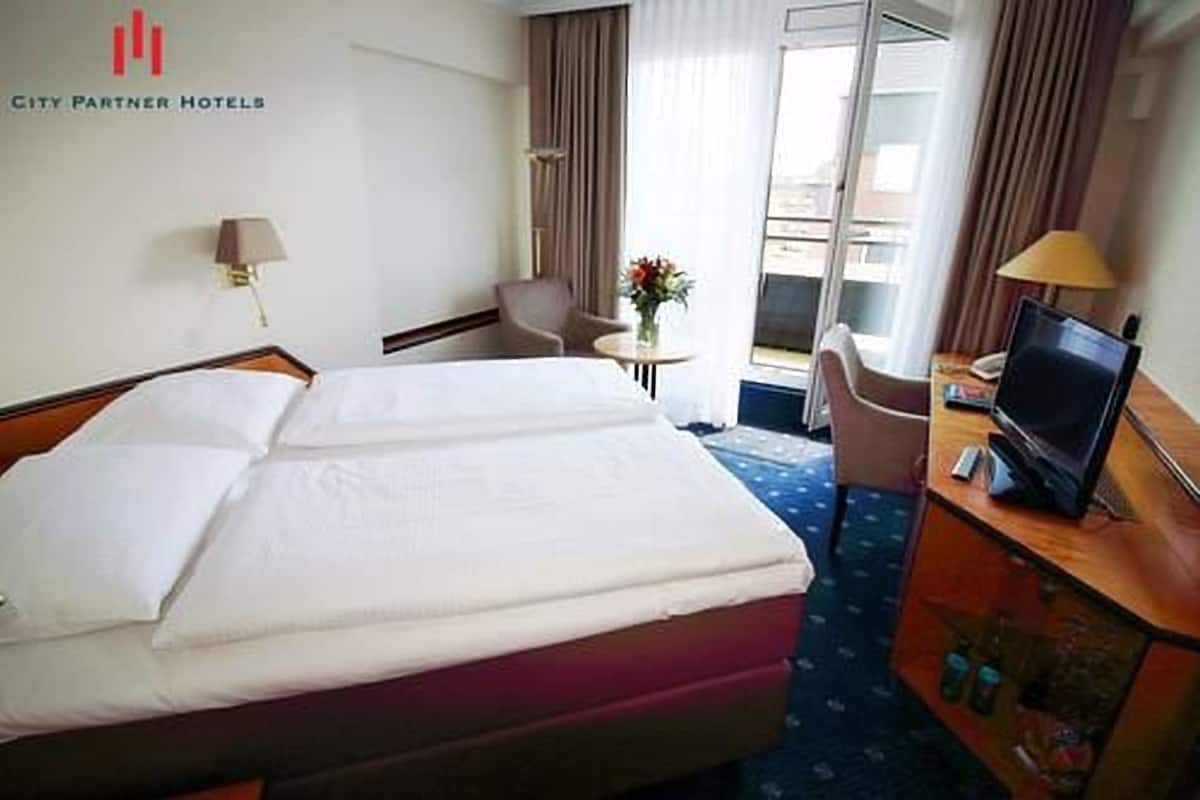 Minibar, pengeskab på værelset, skrivebord, lydisolering