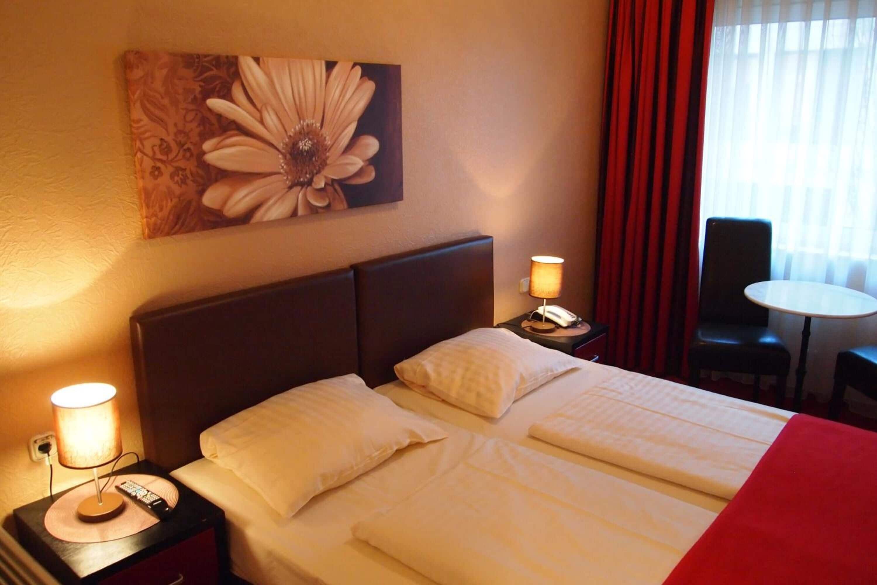 Zimmersafe, Schreibtisch, schallisolierte Zimmer, Bügeleisen/Bügelbrett