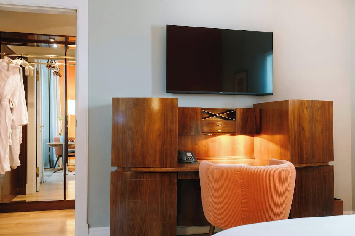 Standaard kamer, 1 queensize bed, uitzicht op de stad | 1 slaapkamer, luxe beddengoed, pillowtop-bedden, een minibar