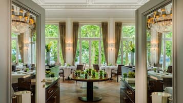 2 restaurantes, se sirven comidas, cenas, brunch y cocina francesa