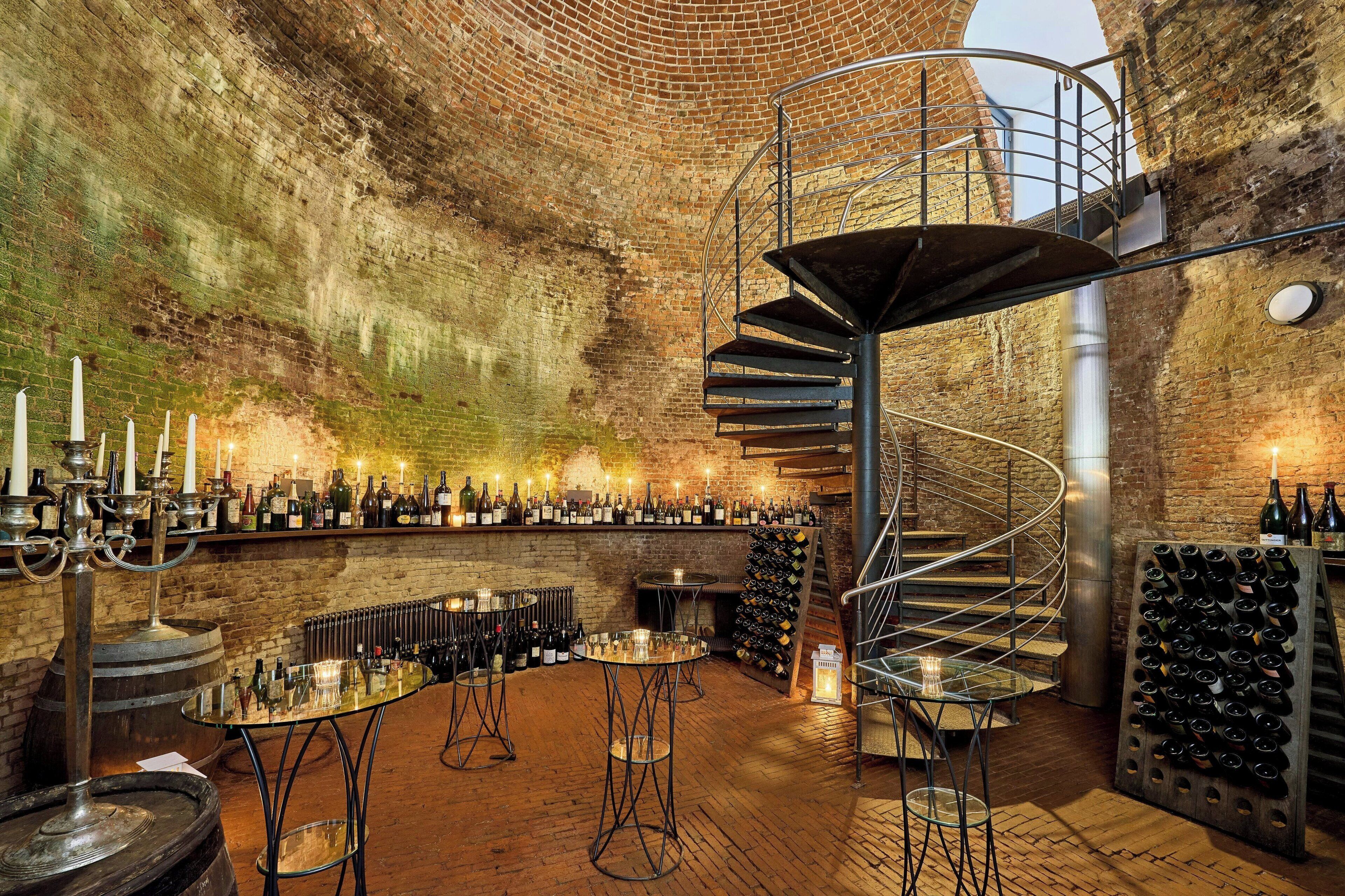 2 restaurantes, se sirven comidas, cenas, brunch y cocina francesa