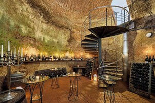 2 restaurantes; se sirve almuerzo, cena y brunch; cocina francesa