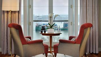 1 室のベッドルーム、高級寝具、ピロートップベッド、ミニバー