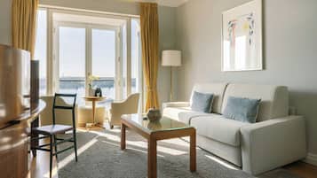 スイート ダブルベッド 1 台 リバービュー | リビングルーム | 薄型テレビ、書斎 / ワークスペース