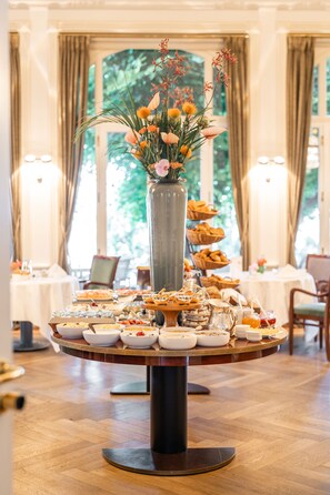 2 restaurants, lunch, dinner, brunch served; French cuisine 