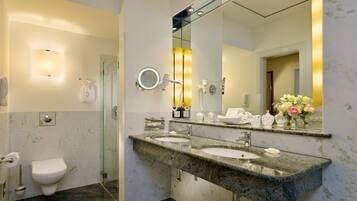 Snyrtivörur án endurgjalds, hárblásari, baðsloppar, inniskór