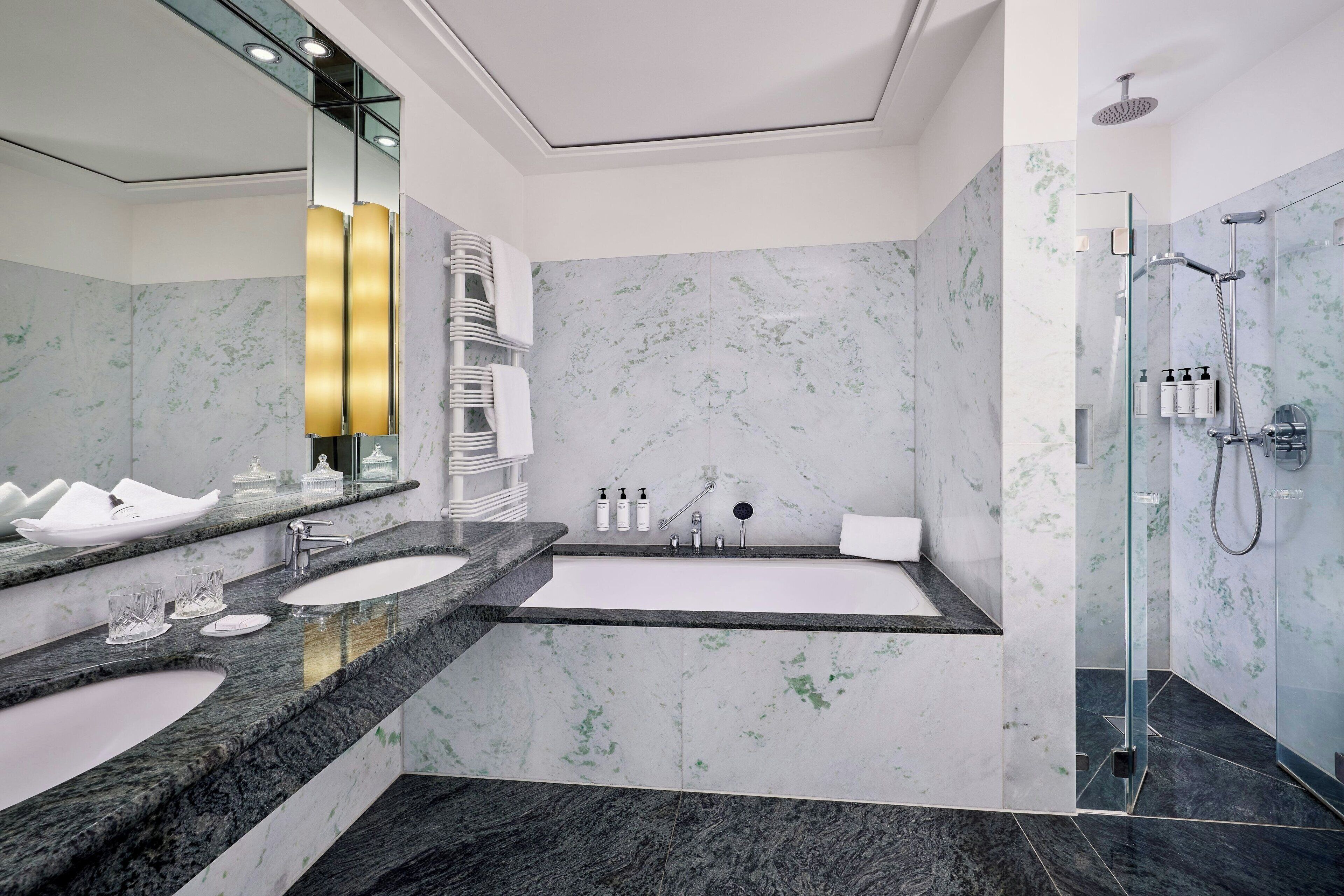 Rom – standard, 1 dobbeltseng, byutsikt | Bad | Toalettartikler (inkludert), hårføner, badekåper og tøfler