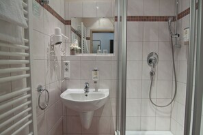 Eco-friendly toiletries, hair dryer, towels - Hotel Eleazar (Hamburg)
