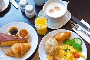 Free daily buffet breakfast