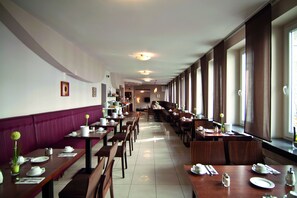 Free daily buffet breakfast  - Hotel Eleazar (Hamburg)