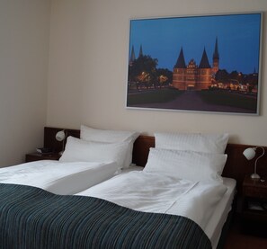 In-room safe, desk, free WiFi, bed sheets - Hotel Forsthaus St Hubertus (Gross Groenau)
