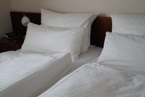 Doppelzimmer | Zimmersafe, Schreibtisch, kostenloses WLAN, Bettwäsche