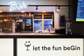 Bar (on property) - a&o Hamburg Reeperbahn - Hostel (Hamburg)