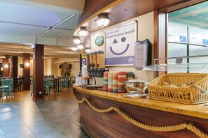 Daily buffet breakfast for a fee - a&o Hamburg Reeperbahn - Hostel (Hamburg)