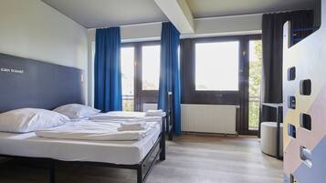 Caja de seguridad en la habitación y tabla de planchar con plancha