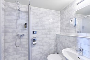 Caja de seguridad en la habitación y tabla de planchar con plancha