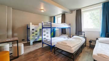 Un dormitorio con literas, un escritorio y una ventana con cortinas.