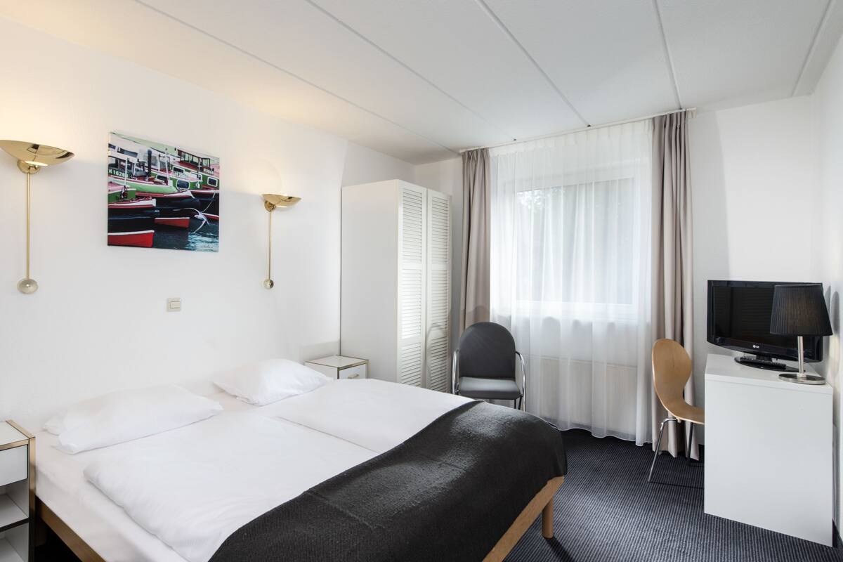Standard Double Room | In-room safe, desk, laptop workspace, free WiFi