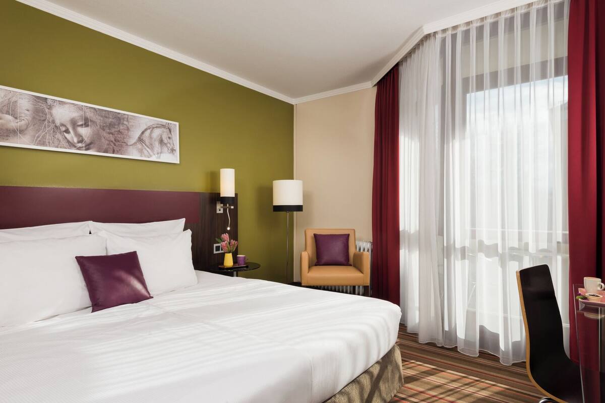 In-room safe, desk, WiFi (free), bed sheets
