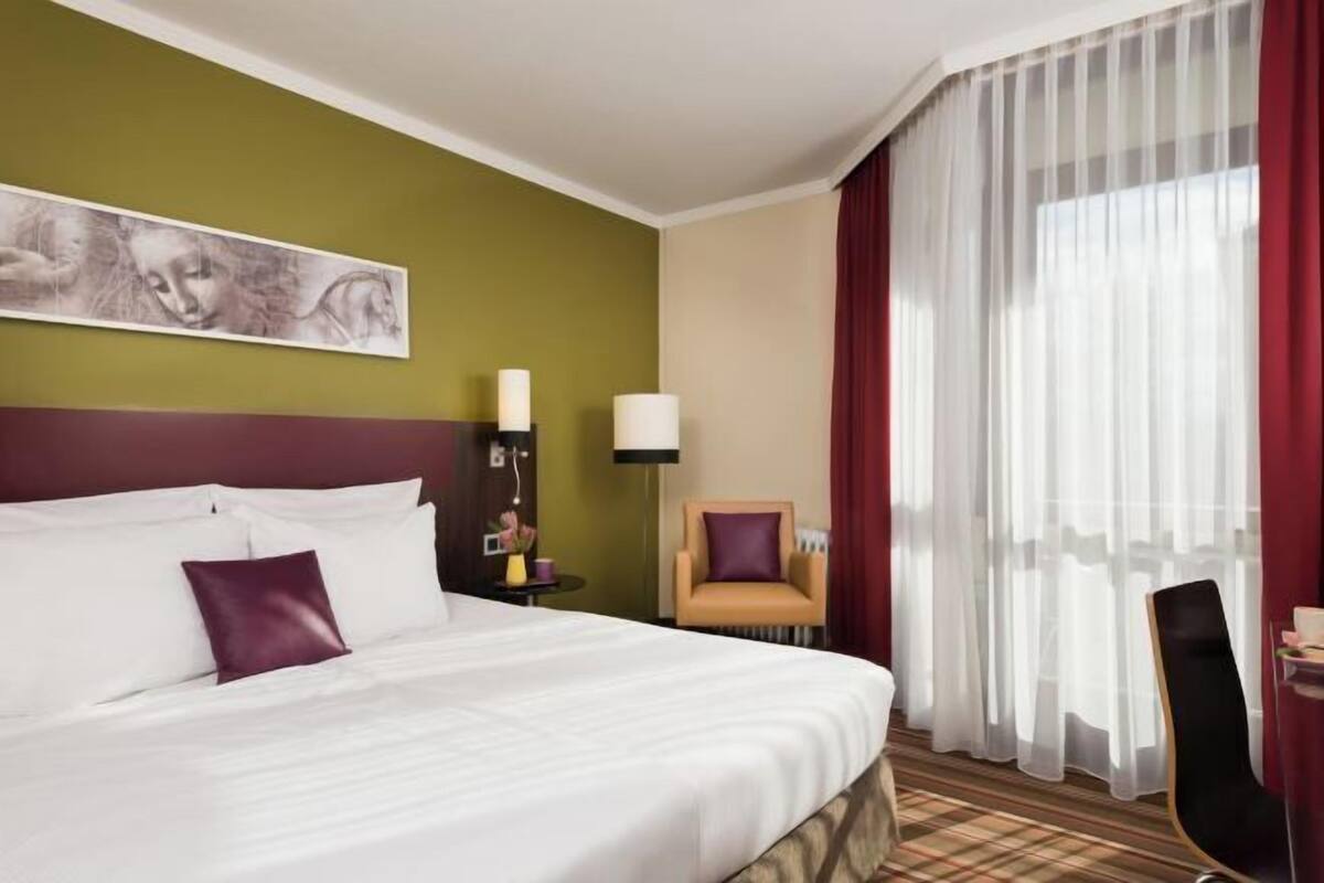 In-room safe, desk, WiFi (free), bed sheets