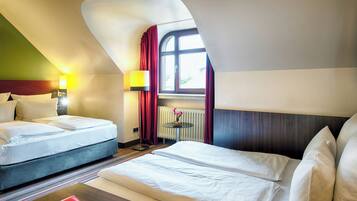 Zimmersafe, Schreibtisch, kostenloses WLAN, Bettwäsche