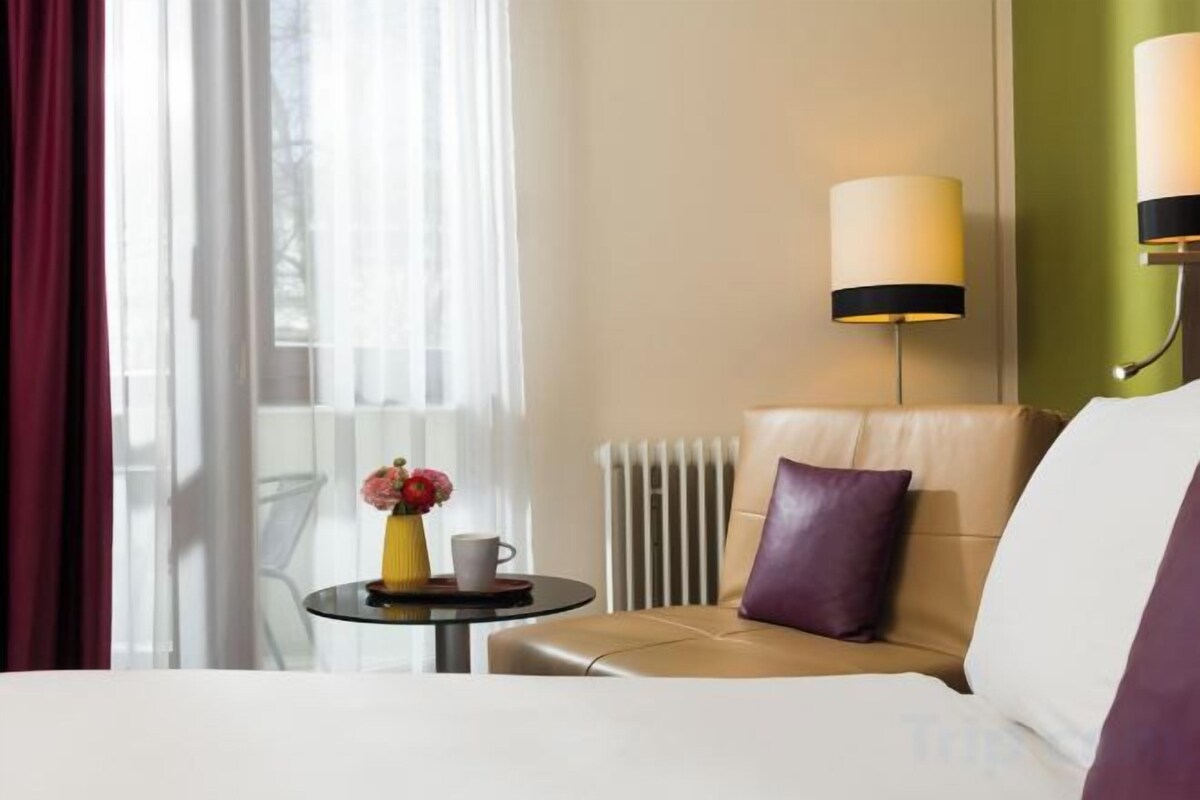 In-room safe, desk, WiFi (free), bed sheets