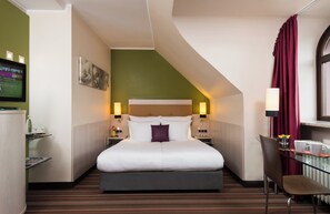 Habitación cuádruple familiar | Caja de seguridad en la habitación, escritorio y wifi gratis 