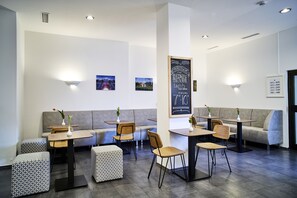 Petit déjeuner buffet (14 EUR par personne)